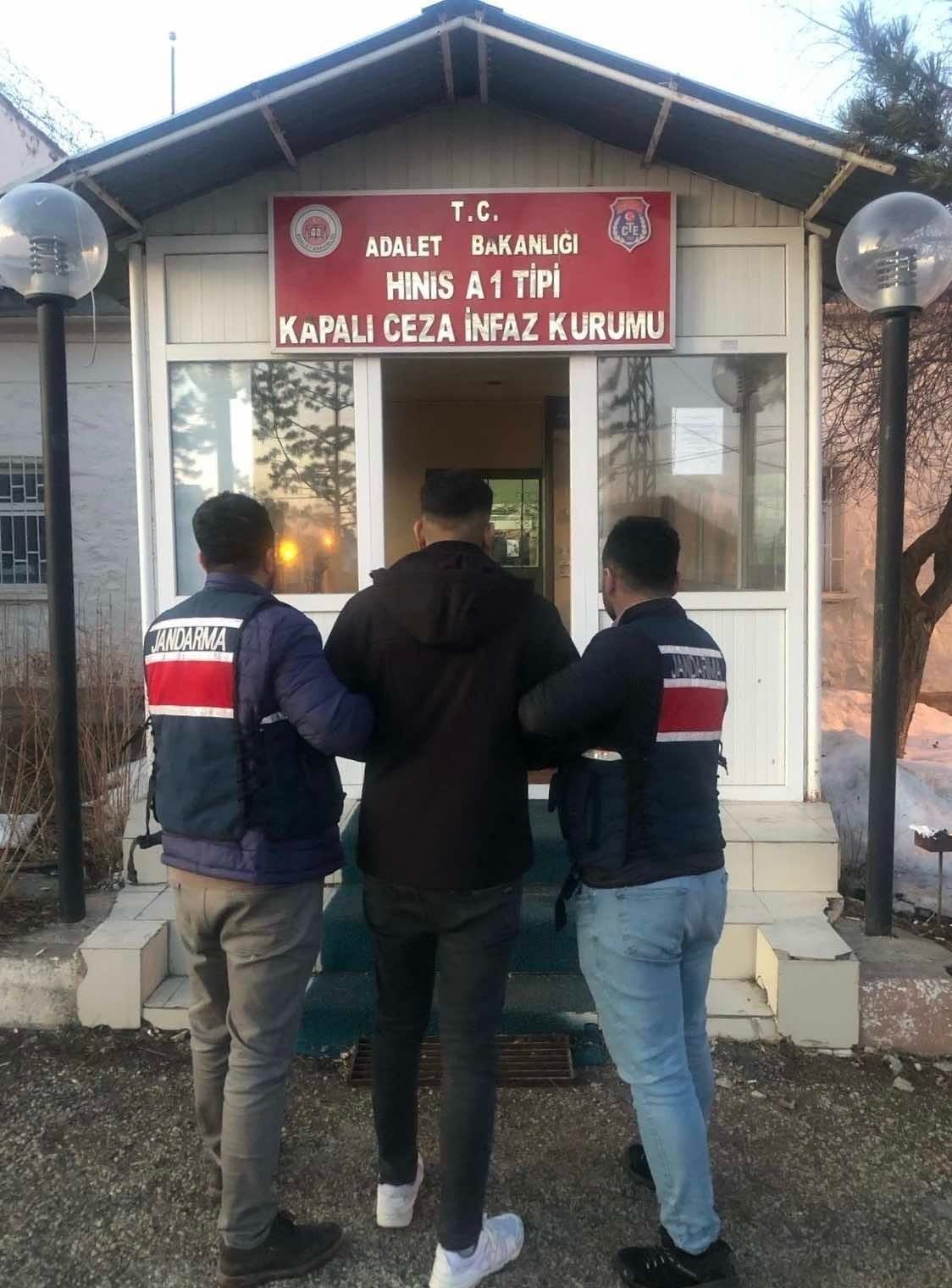 Jandarma aranan şahsı yakaladı
?v=1