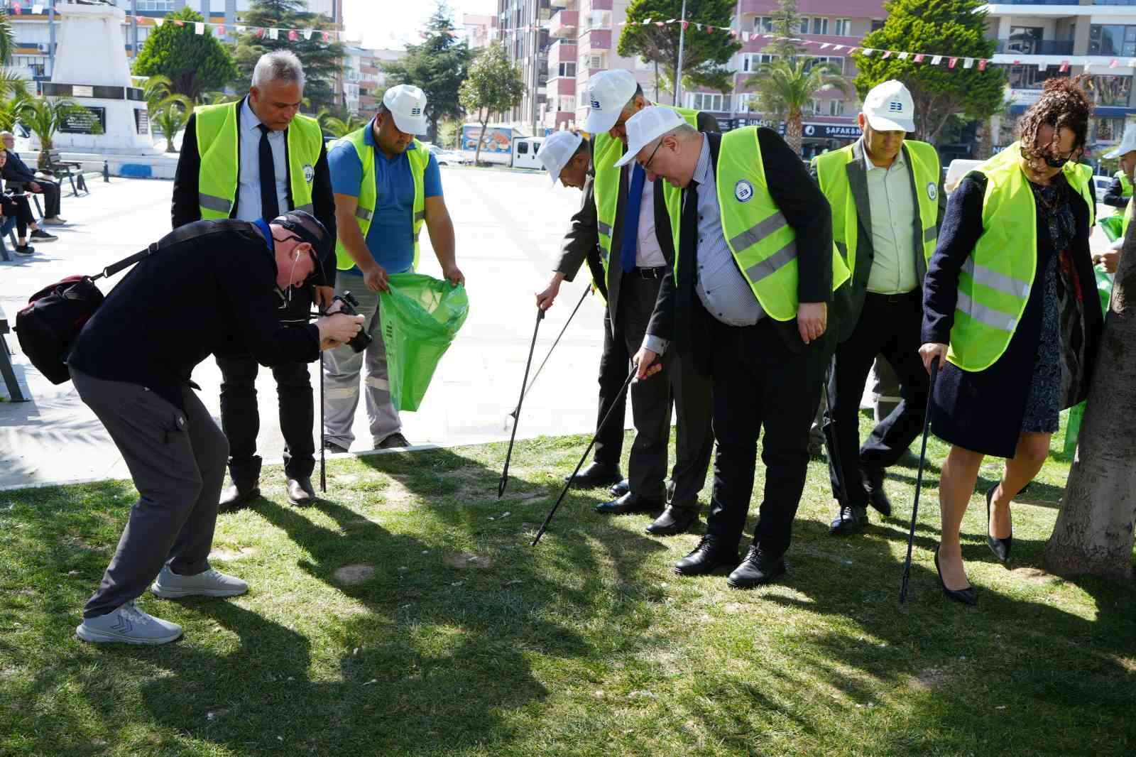 Edremit’te sokağa izmarit atanlara ceza gelecek
?v=1