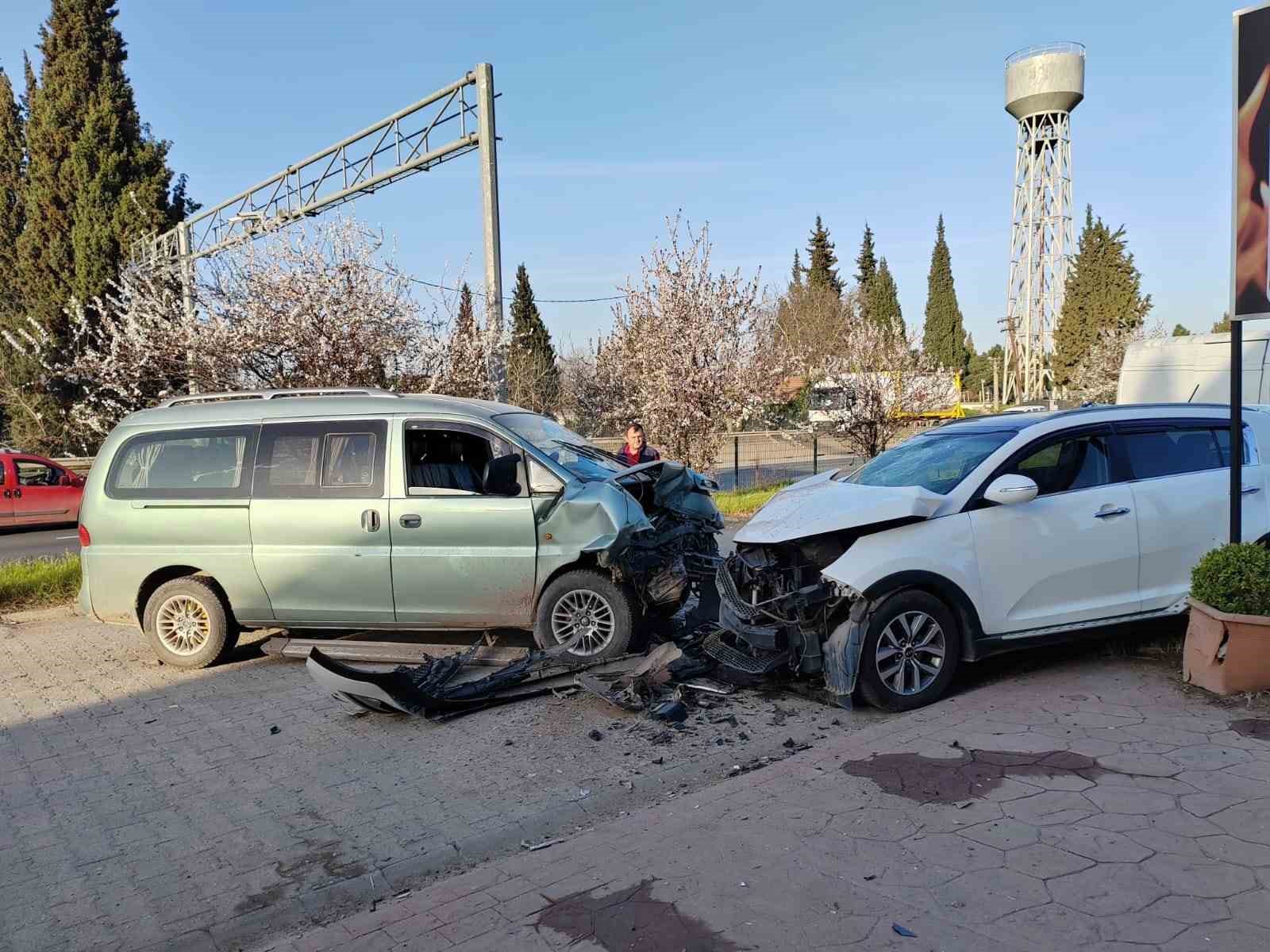 Panelvan ile SUV araç kafa kafaya çarpıştı: 2 yaralı
?v=1