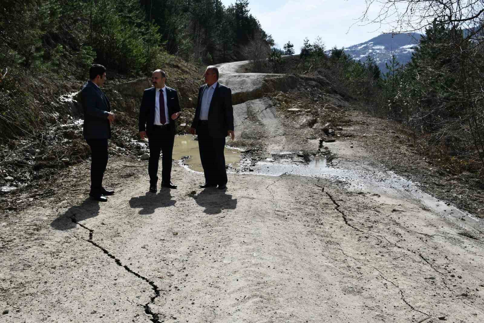 Kastamonu’da heyelan sebebiyle yol, 4 metre kaydı
?v=1