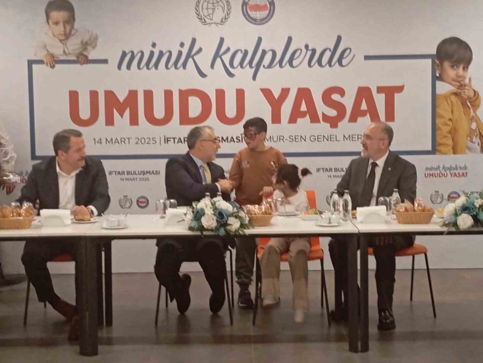 Bakan Işıkhan ‘Minik Kalplerde Umudu Yaşat’ iftar programına katıldı
?v=1