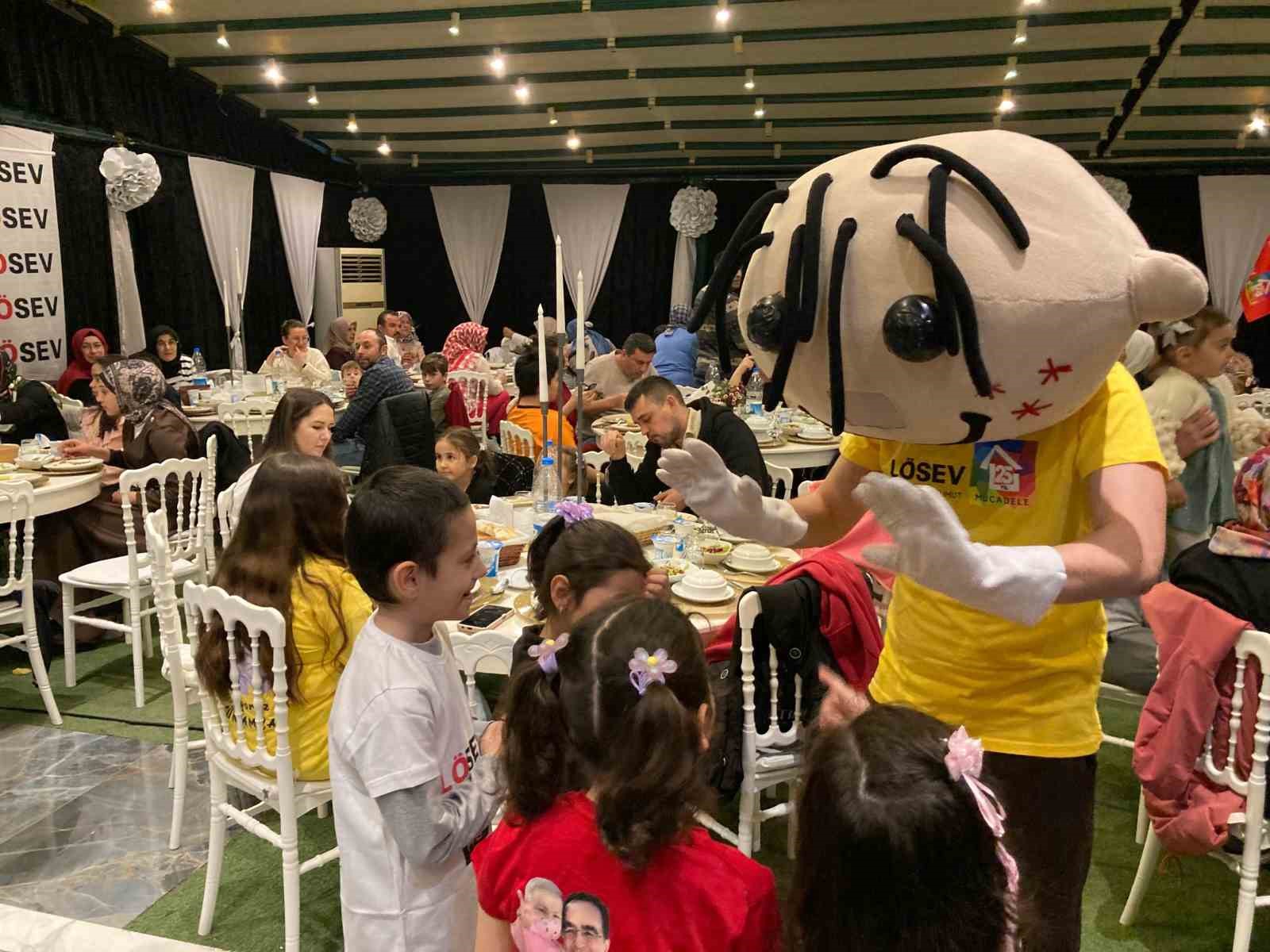 Bursa’da lösemili çocuklar ve aileleri iftar yemeğinde bir araya geldi
?v=1