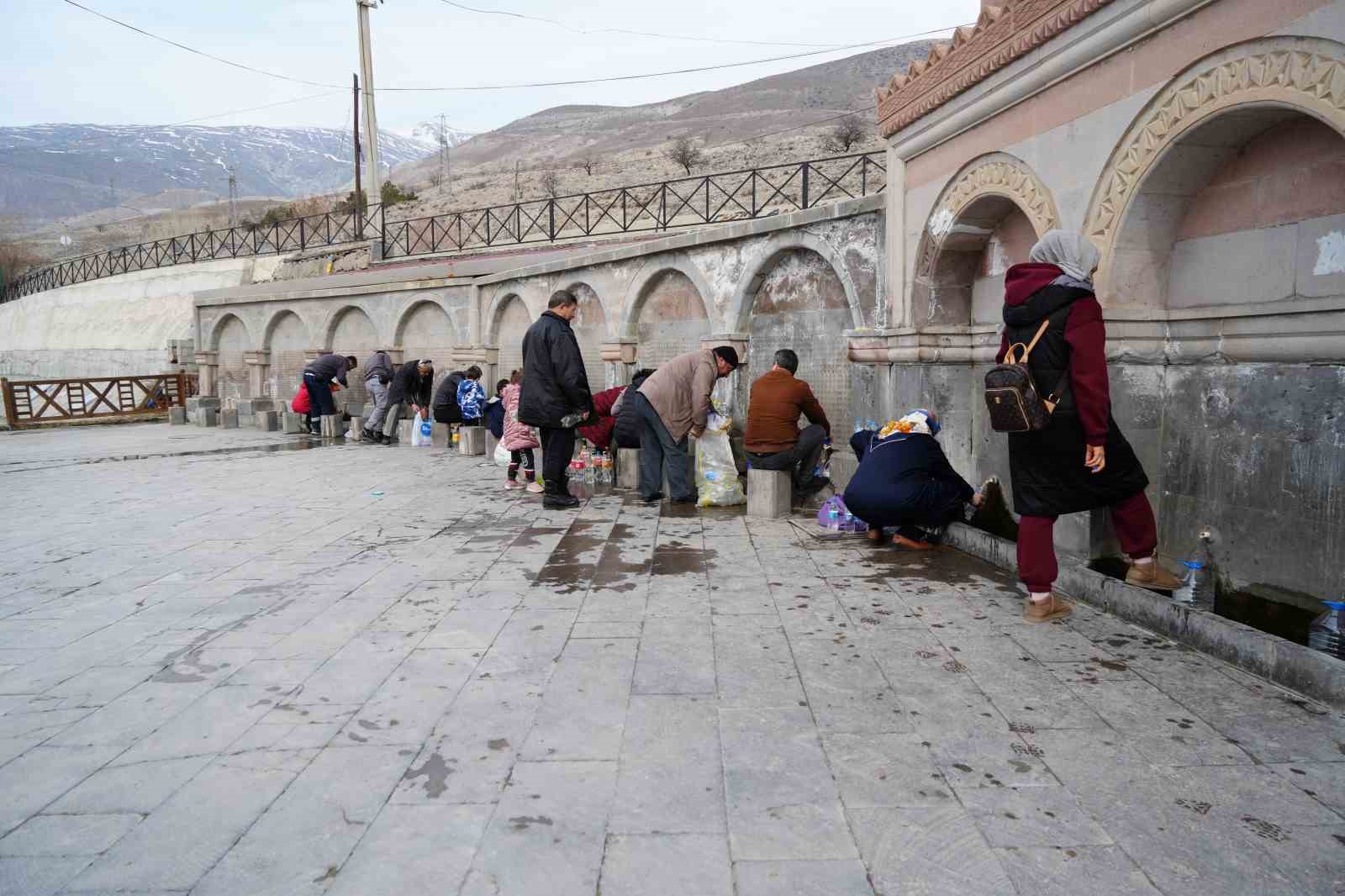 Erzincanlılar ’ekşisu’ ile iftar açıyor
?v=1