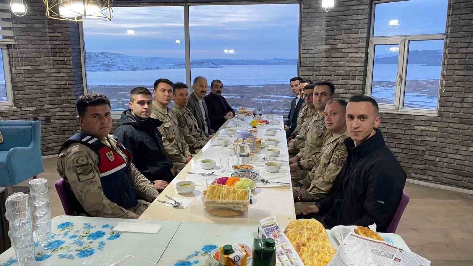 Arpaçay Kaymakamı Akköz, iftarda jandarma ile buluştu
?v=1