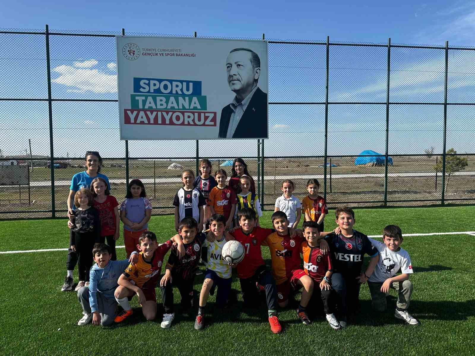 Mahmudiye’de GSB Spor Okulları Küçükler Atletizm antrenmanları sürüyor
?v=1