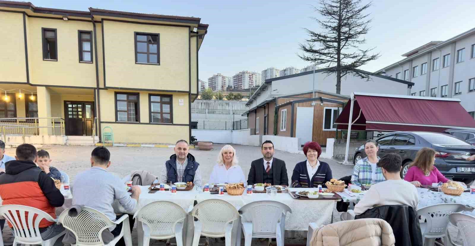 Aile ve Sosyal Hizmetler İl Müdürlüğü’nden çocuklara özel iftar programı
?v=1