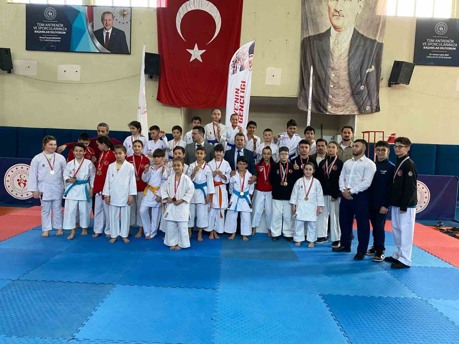 35 sporcu şampiyon olmak için tatamiye çıktı
?v=1