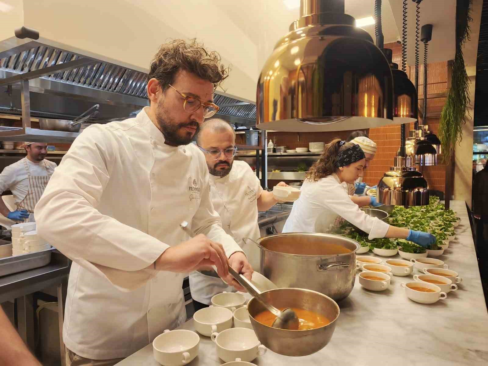 Mustafa Varank ve İtalyan şef Danilo, koruma altındaki çocuklarla iftarda buluştu
