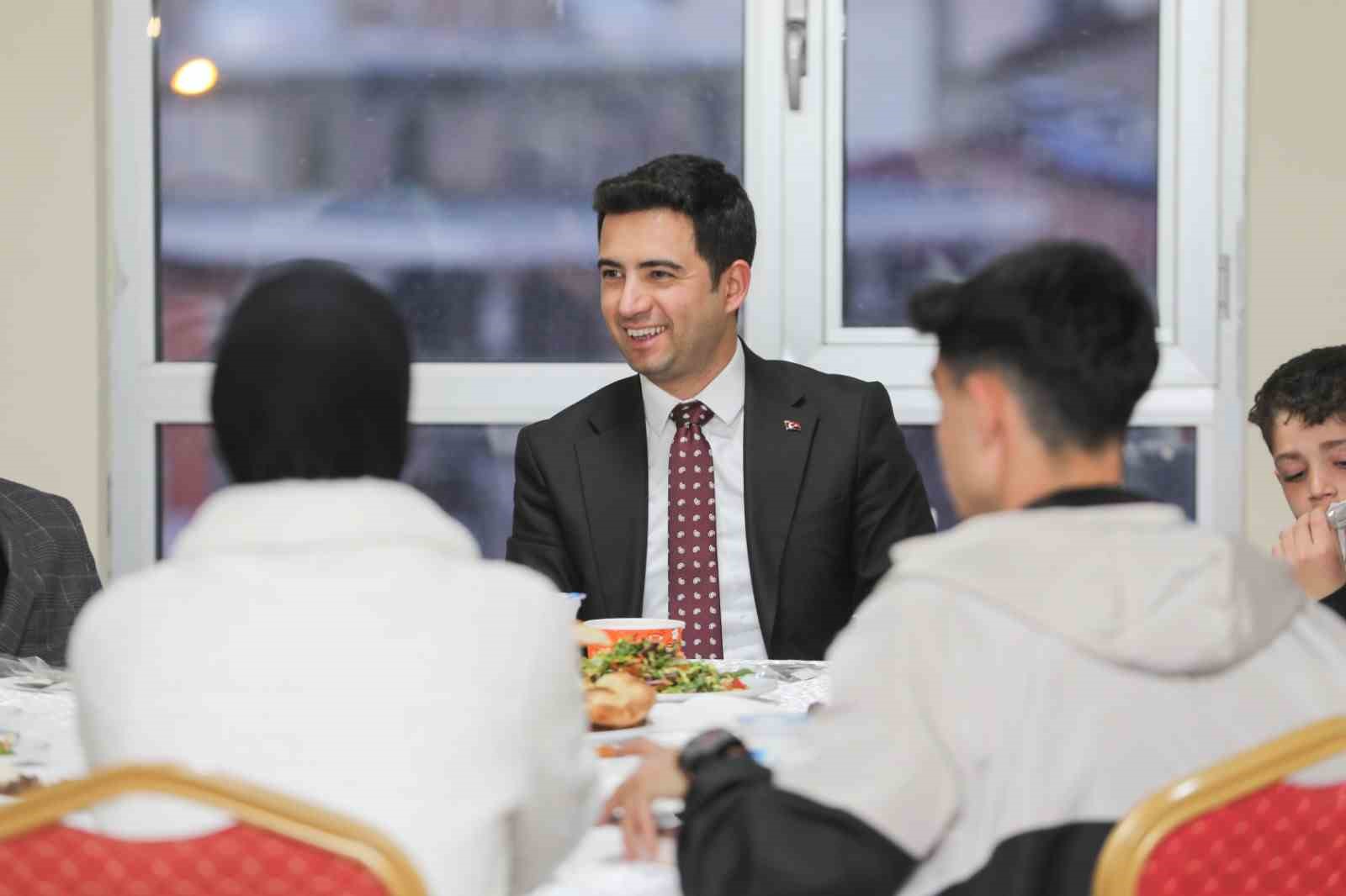 Genç Kaymakamı Güzel, SYDV tarafından desteklenen ailelerle iftar açtı
?v=1