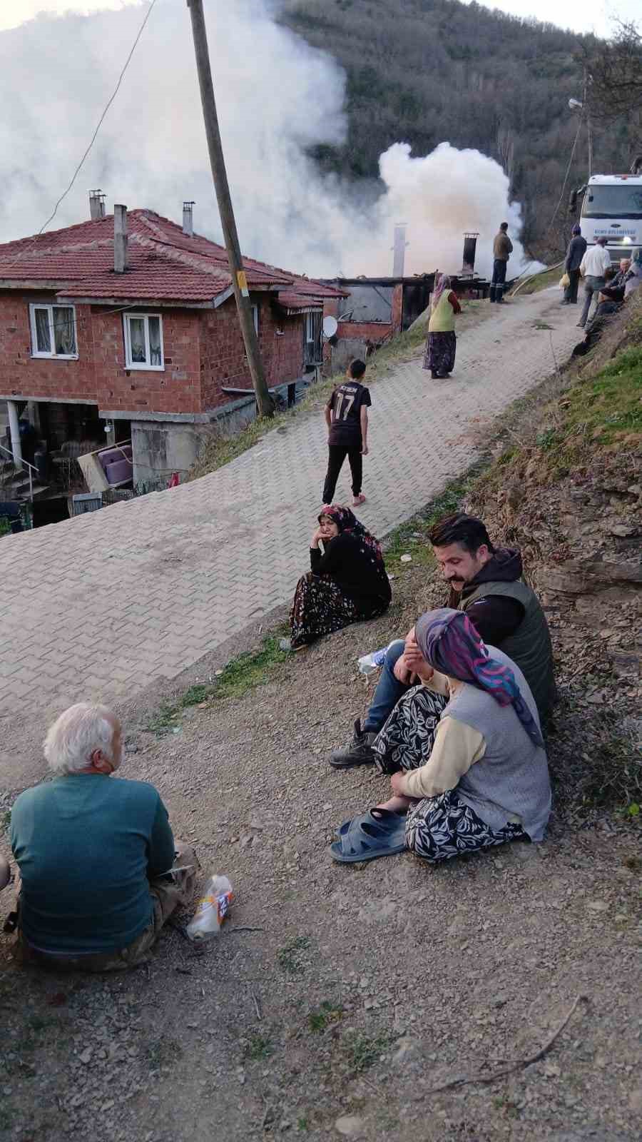 Son anda yanmaktan kurtuldular, çaresizce alevleri izlediler
?v=1