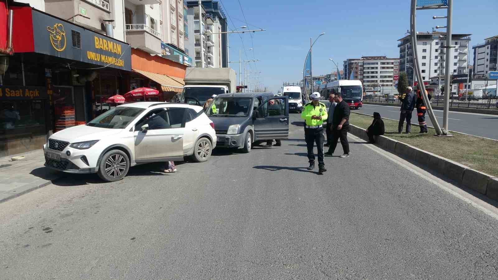 Malatya’da üç araçlı zincirleme kazada: 1 yaralı
?v=1