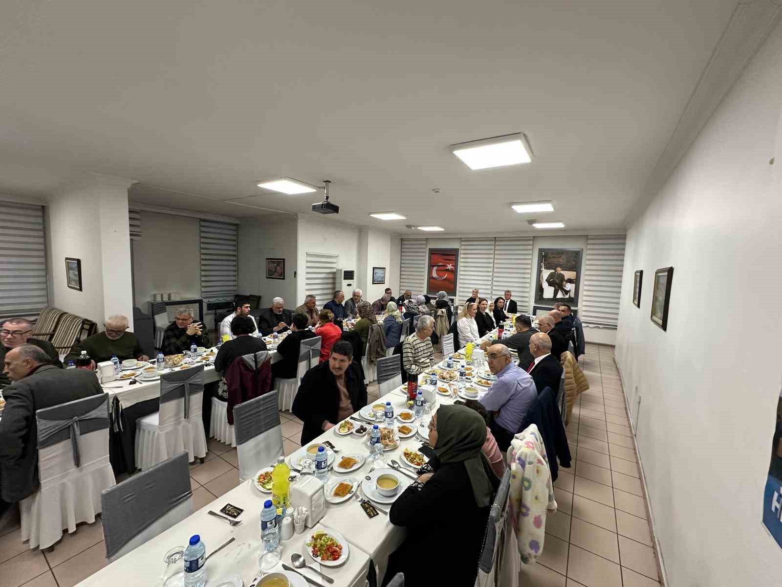 Emekli emniyet teşkilatı iftar programında bir araya geldi
