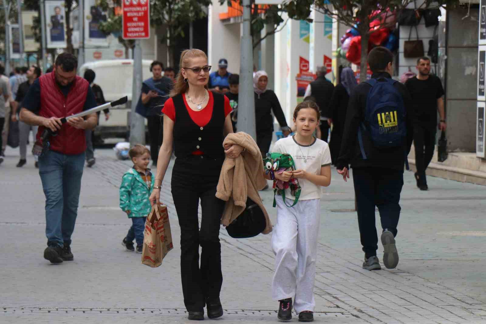 Sakarya’da Mart’ın ortasında yazdan kalma bir gün yaşanıyor
?v=1