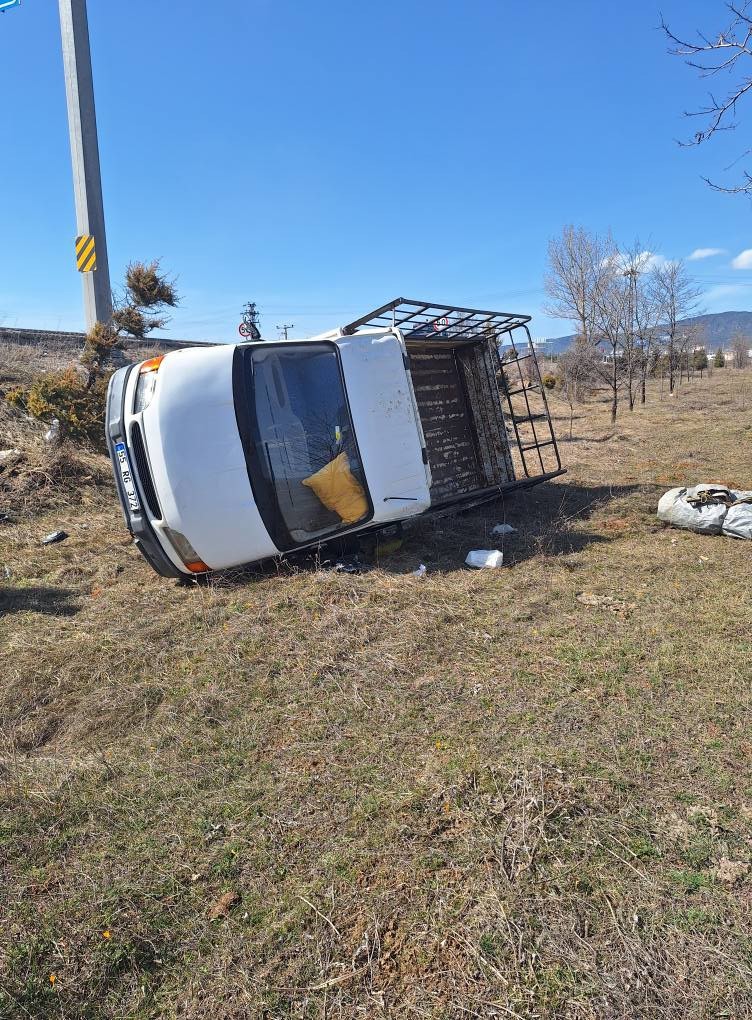 Yoldan çıkan kamyonet tarlaya uçtu: 2 yaralı
?v=1