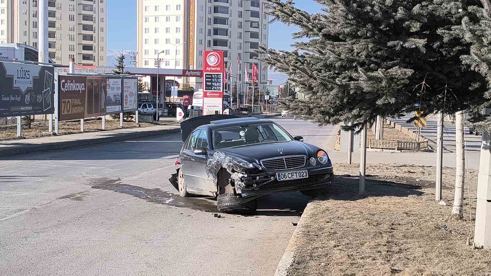 Erzurum’da iki araç kafa kafaya çarpıştı
?v=1