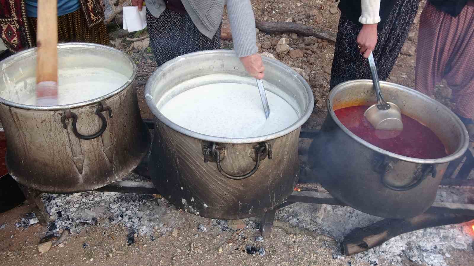 İmece usulü odun ateşinde kazanlar kaynadı iftar yapıldı
?v=1