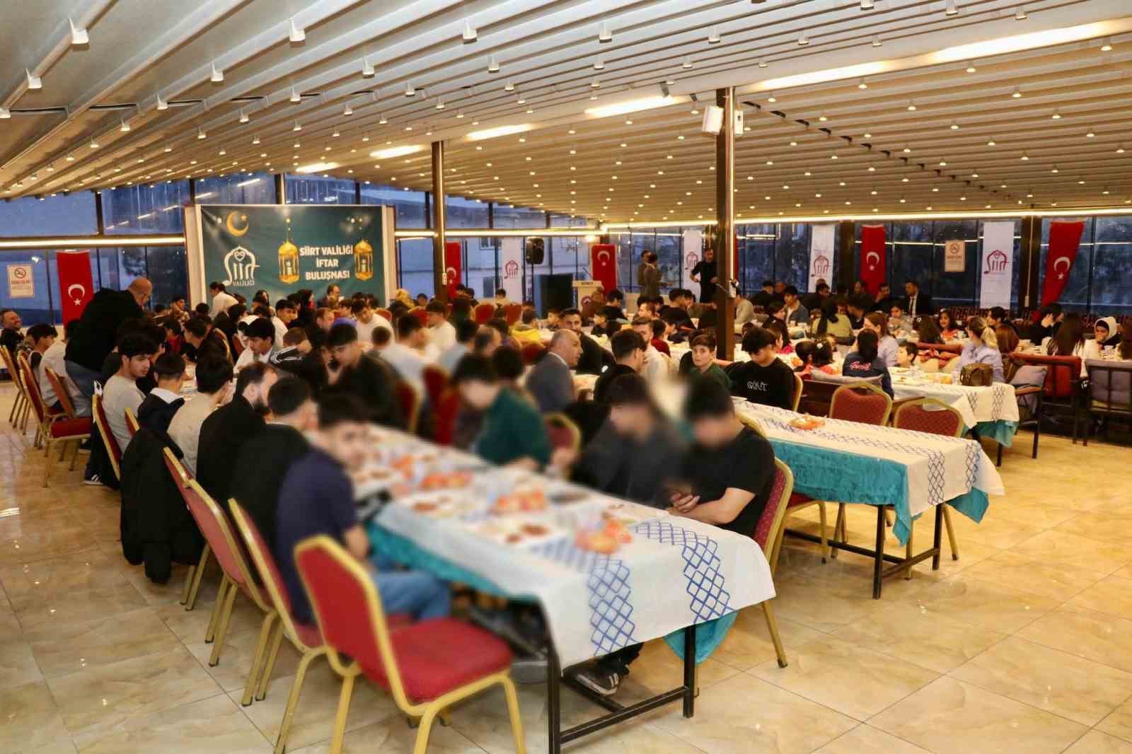 Siirt Valisi Kızılkaya, yetim ve öksüz çocuklarla iftar programında bir araya geldi
?v=1