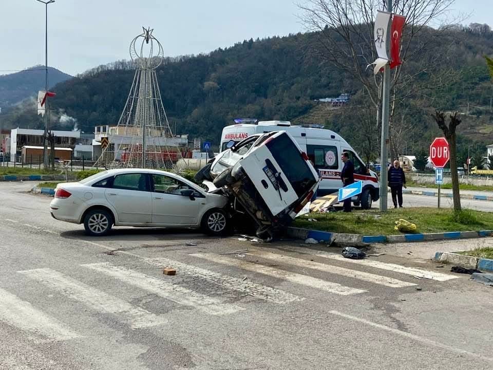 Sinop’ta otomobil hafif ticari araca çarptı: 1 yaralı
?v=1