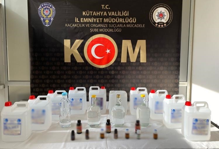 Kütahya’da kargodan 10 litre, iki evden 55 litre etil alkol ele geçirildi
?v=1