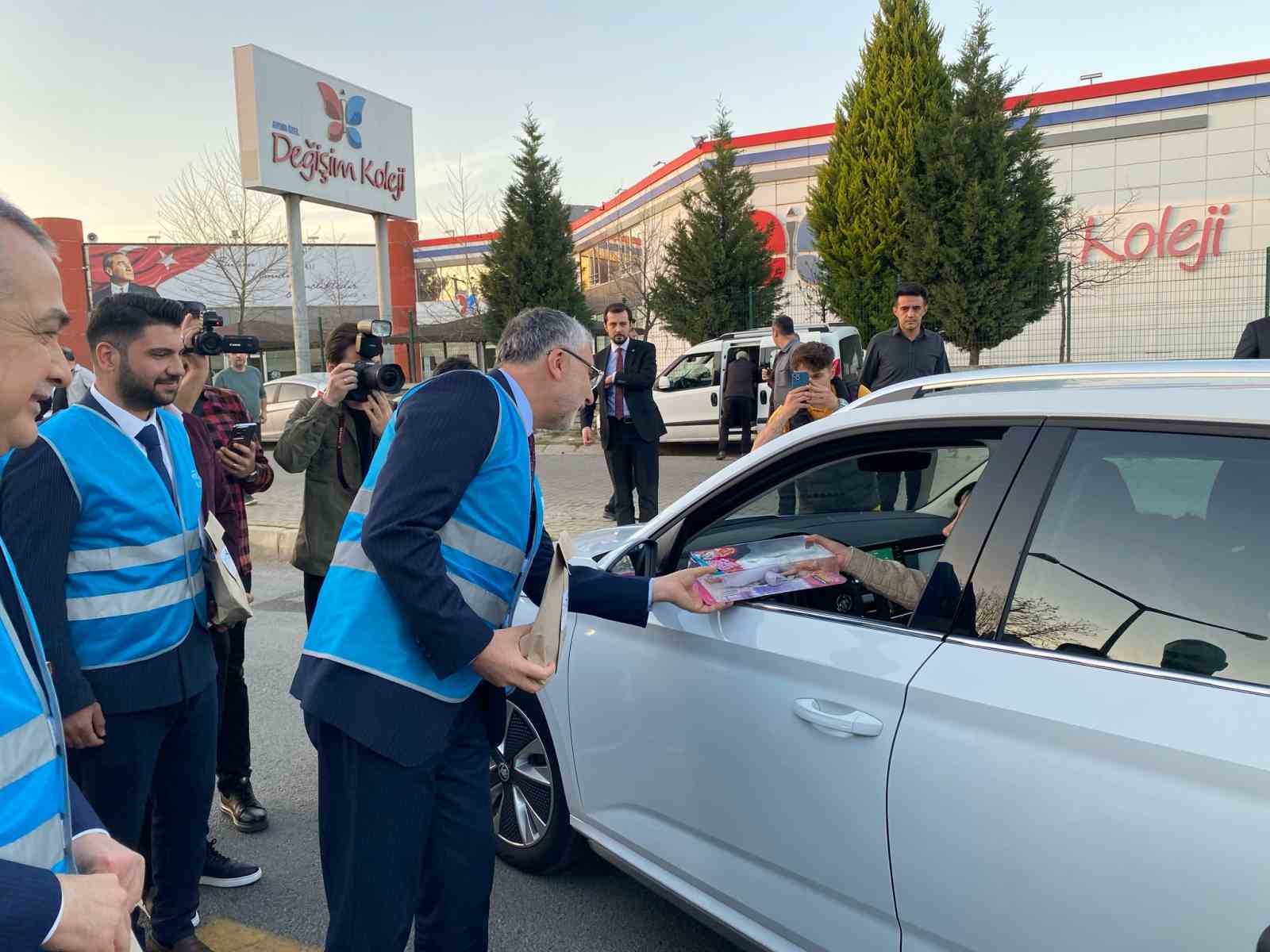 Bakan Işıkhan, sürücülere iftariyelik dağıttı
