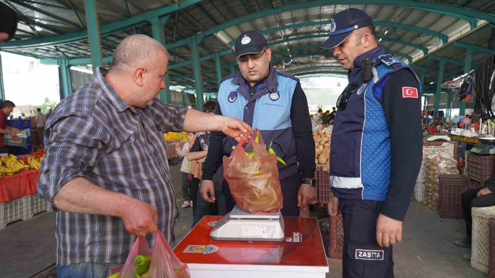 Tarsus’ta semt pazarlarında ’tartı kontrol noktası’ uygulaması başlatıldı
?v=1