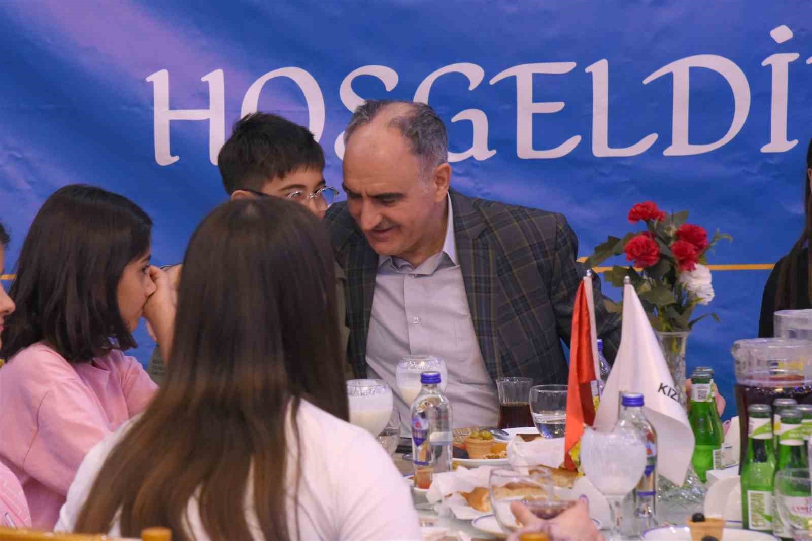 Vali Özkan çocuklarla iftarda buluştu
?v=1