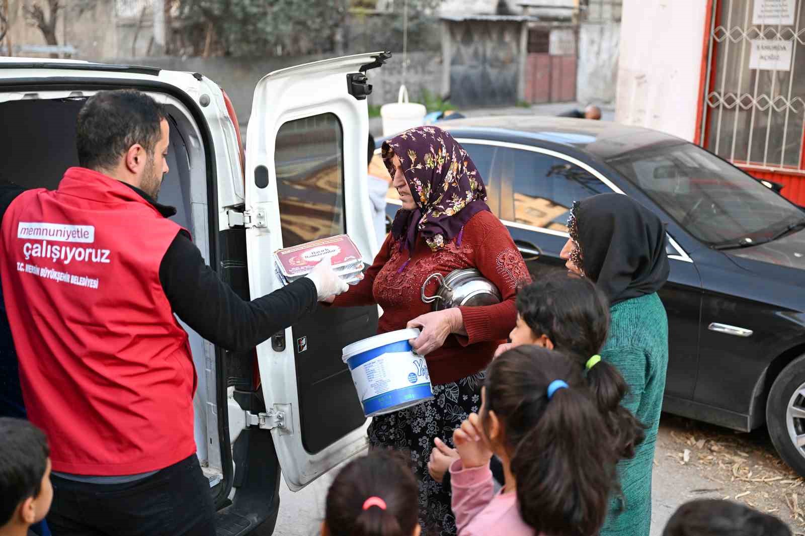 Mersin’de iftar yemekleri, ihtiyaç sahiplerinin sofralarına ulaşıyor
?v=1