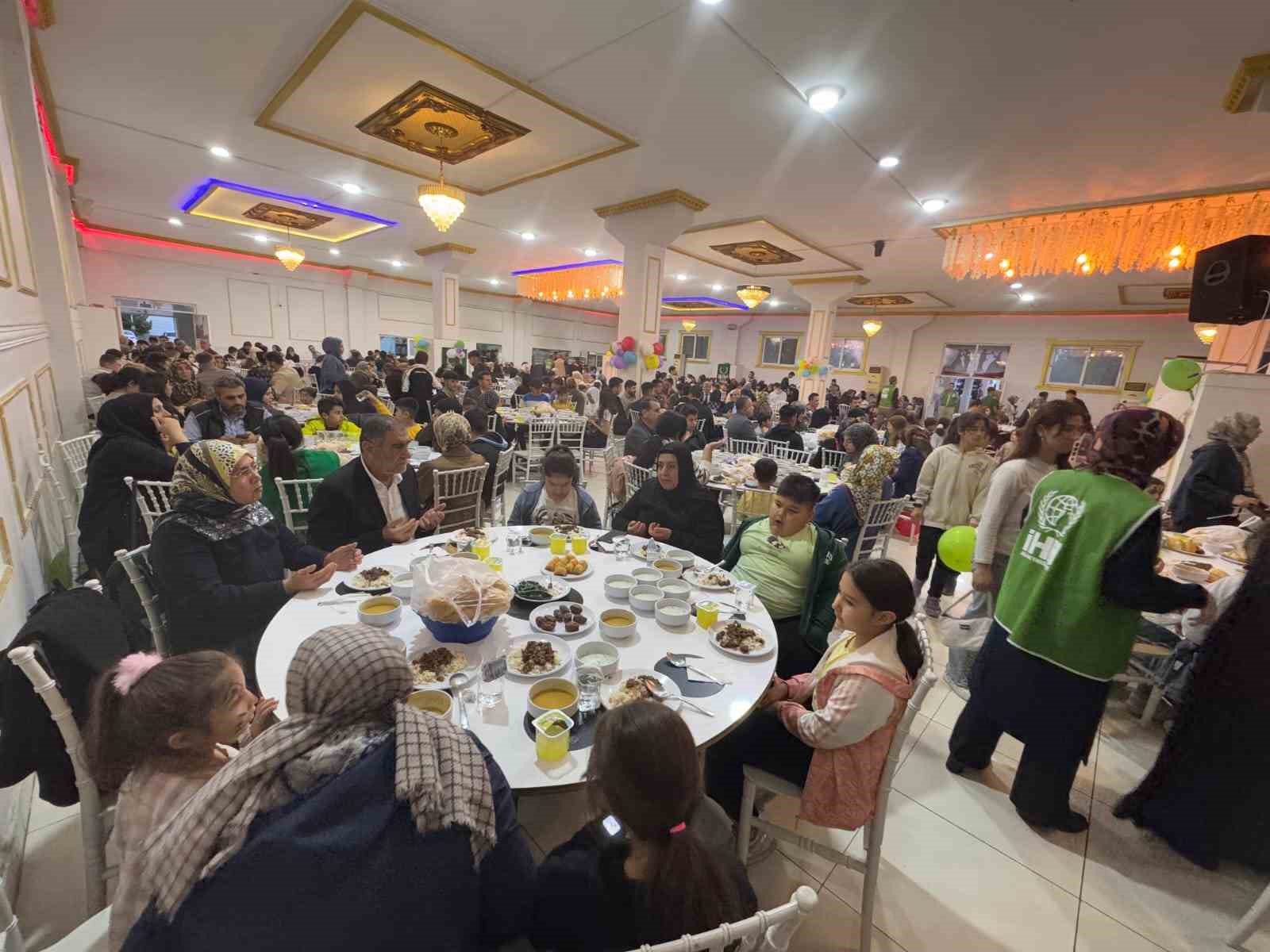 Kahta’da ’Dünya Yetimler Günü’ dolayısıyla iftar programı düzenlendi
