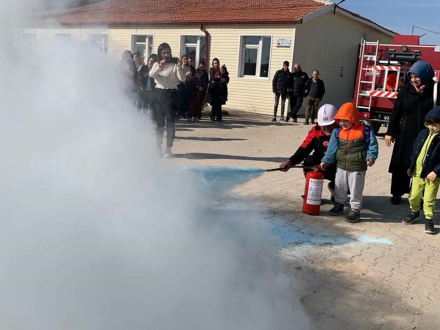 İtfaiye ekiplerinden anaokulunda yangın tatbikatı
?v=1