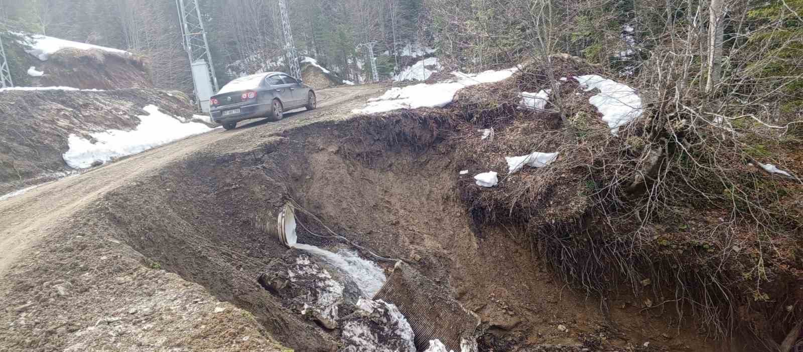 Kastamonu’da heyelan sebebiyle yol çöktü
?v=1