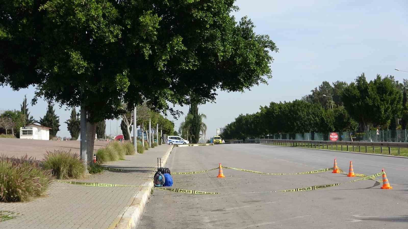 Yol kenarına bırakılan valiz ve çantalar polisi alarma geçirdi
?v=1