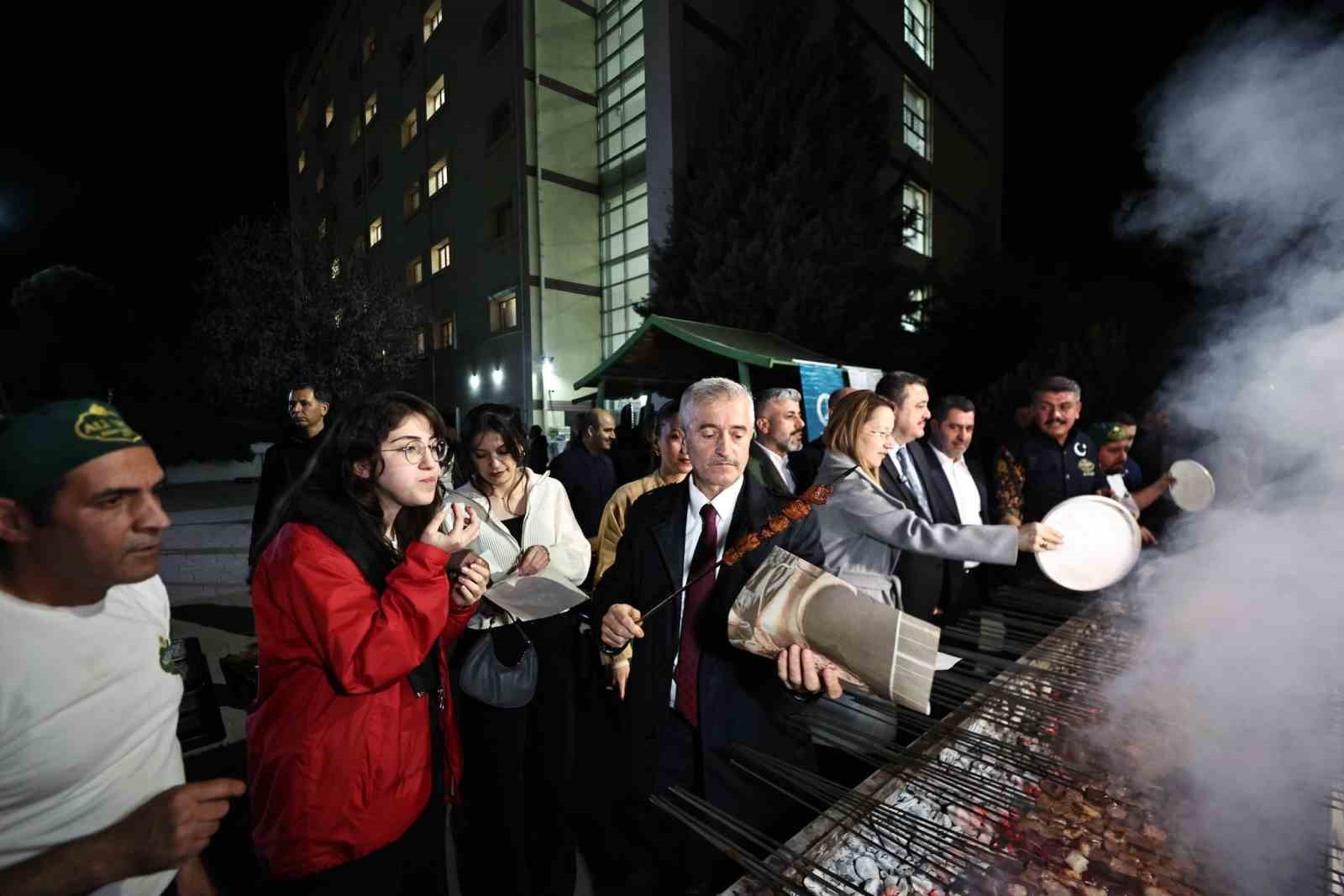 Şahinbey Belediyesi’nden öğrencilere sahur ikramı
?v=1