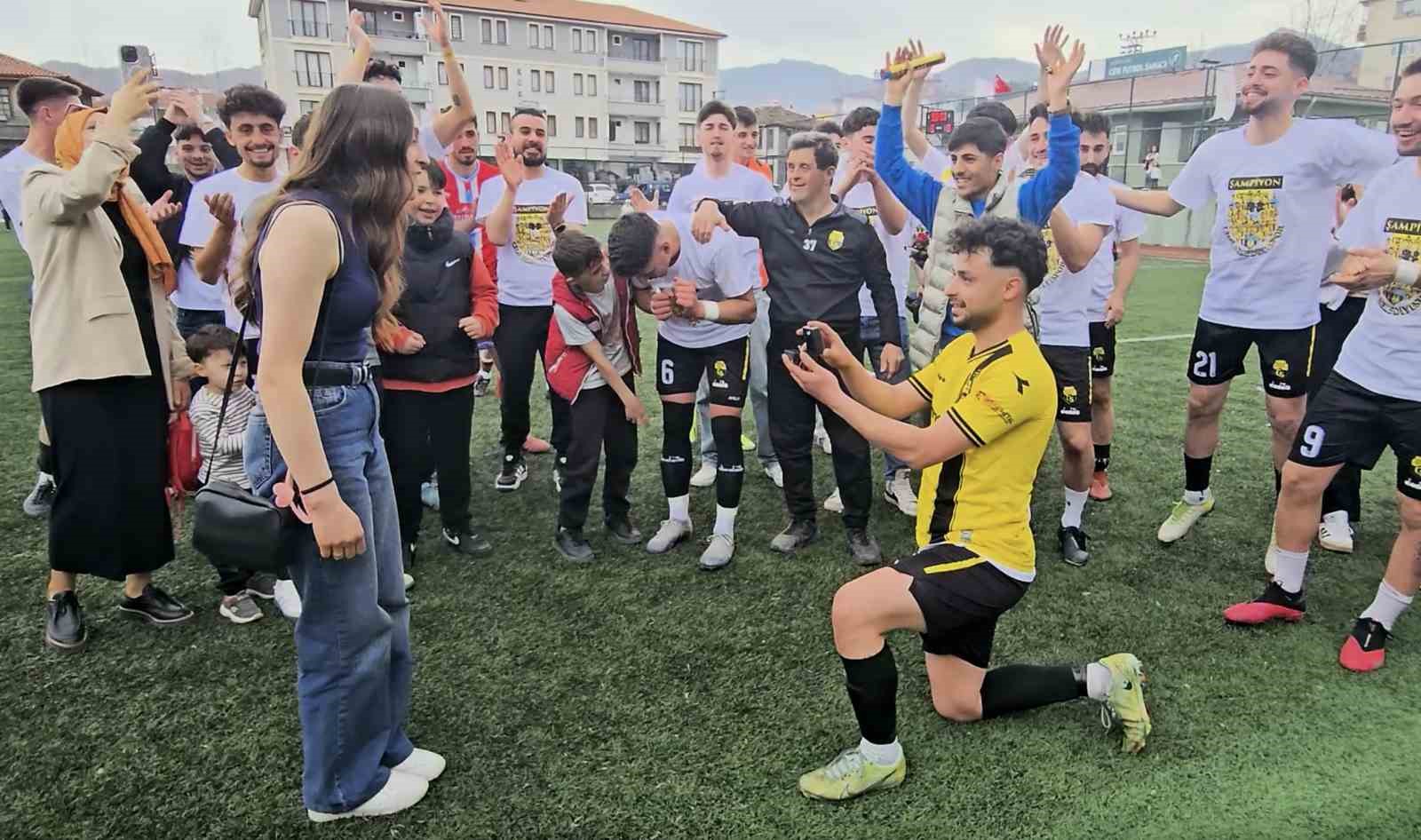 Şampiyonluk maçında futbolcudan, kız arkadaşına evlilik teklifi
?v=1