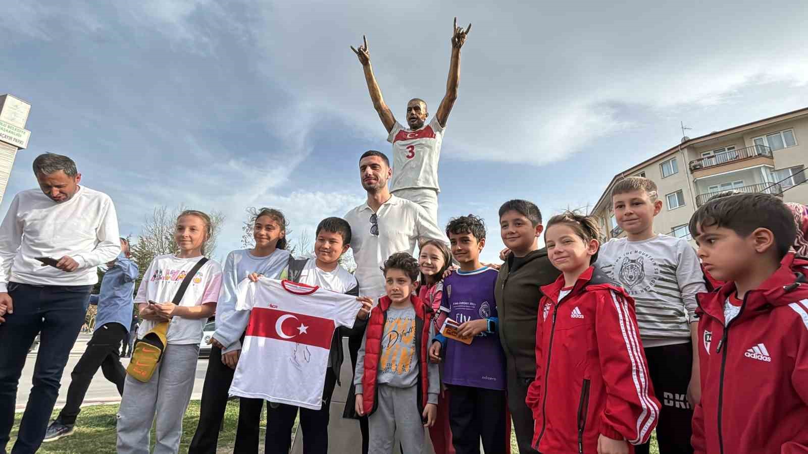 Merih Demiral, Bolu’daki ‘Bozkurt’ heykelinin yanında:  İyi ki de yapmışım 
?v=1