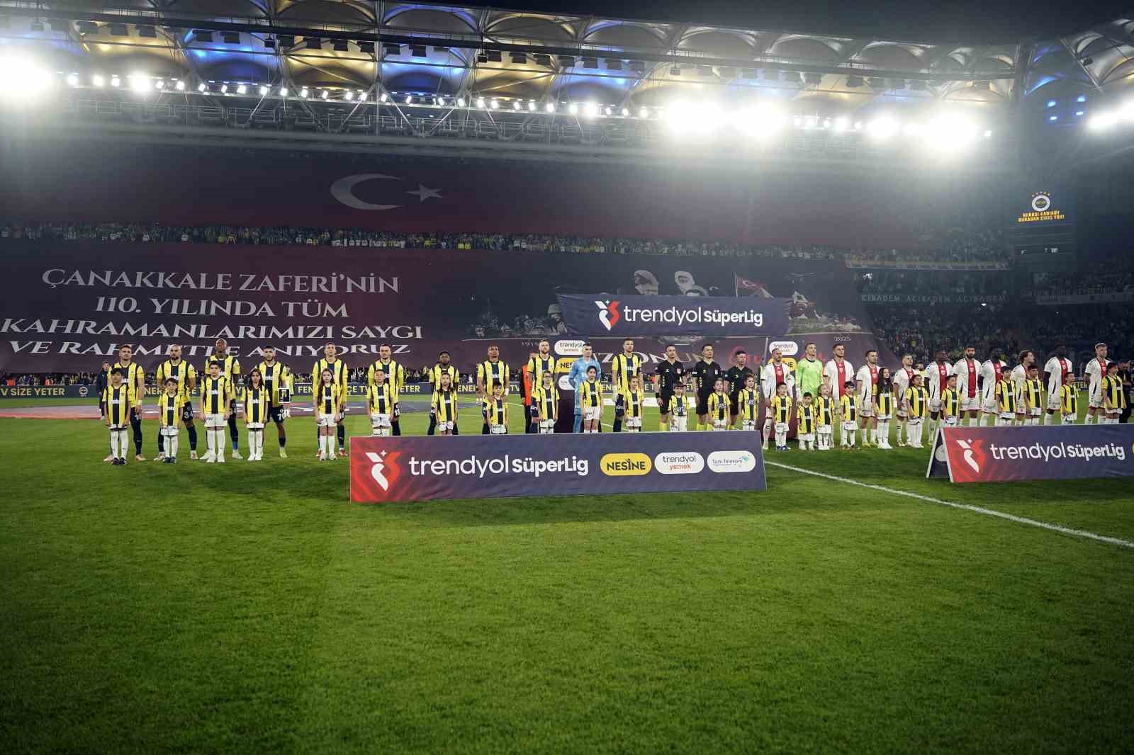 Fenerbahçe-Samsunspor maçında 18 Mart Çanakkale şehitleri anıldı
?v=1