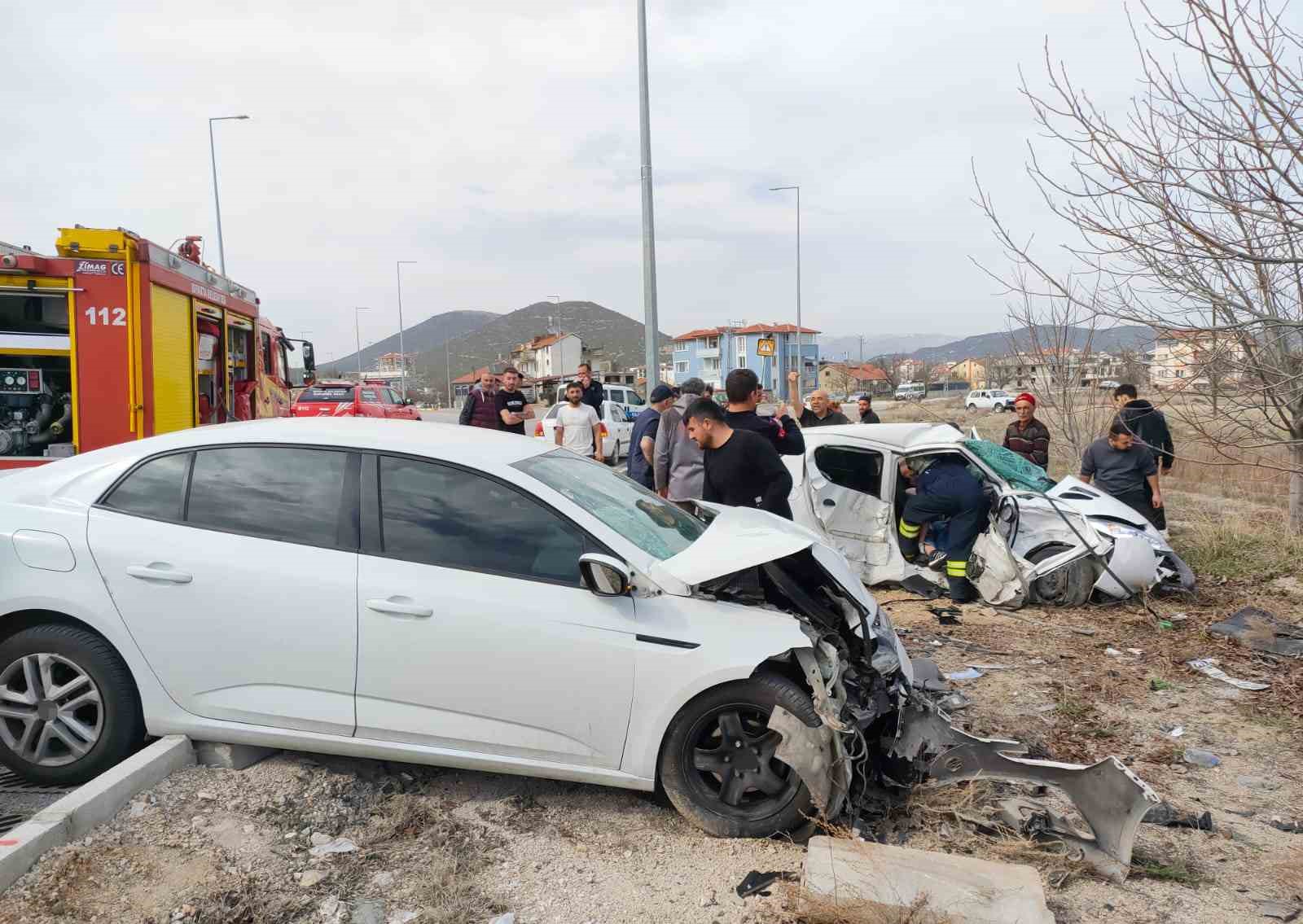 Isparta’da iki otomobilin kafa kafaya çarpıştı: 2 ölü, 3 yaralı
?v=1