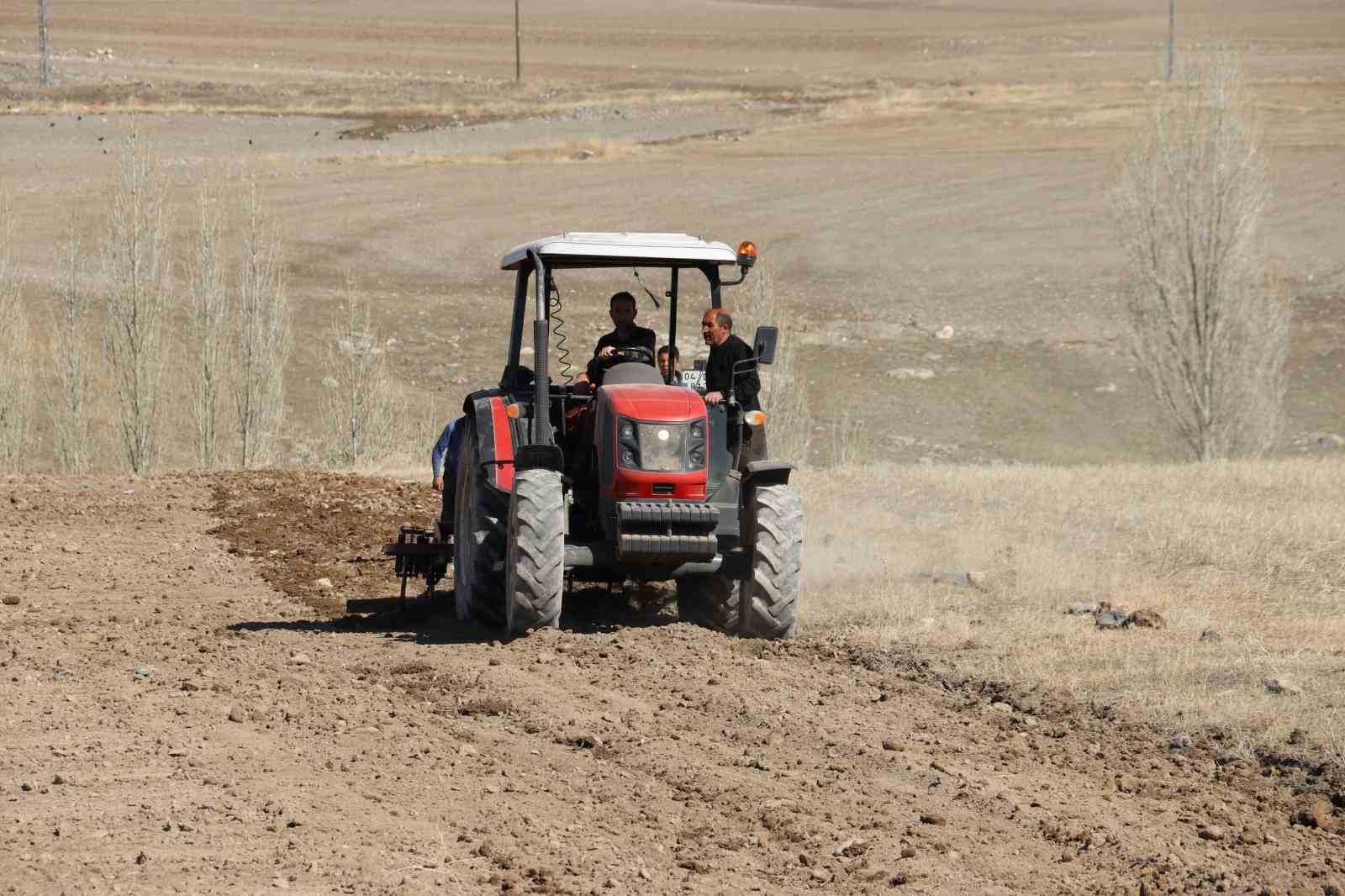 Diyadin’de tarla sürme çalışmaları başladı.
?v=1