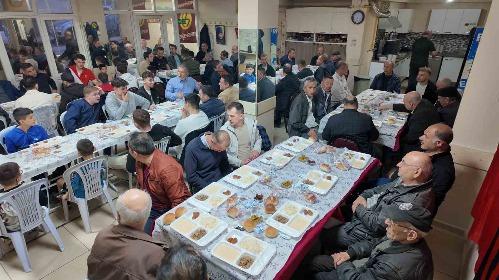 İmece usülü düzenlenen iftar yemeğine 300 vatandaş katıldı
?v=1