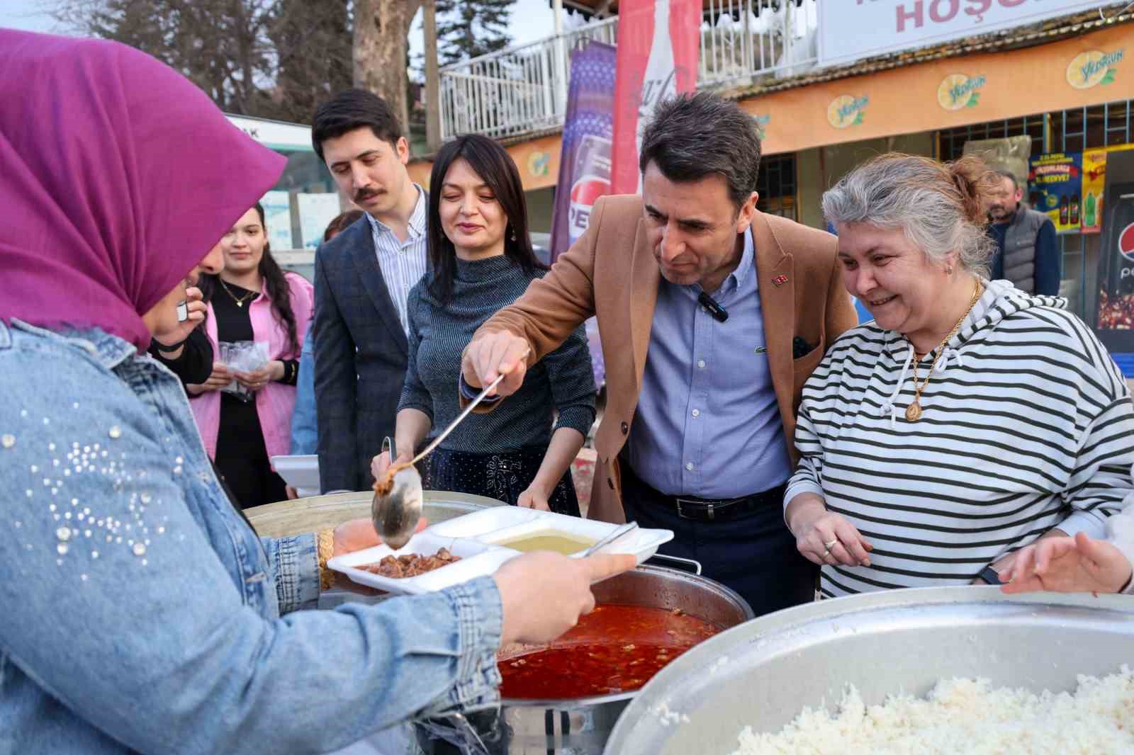 Karaköy’de vatandaşlarla bir araya geldi
?v=1