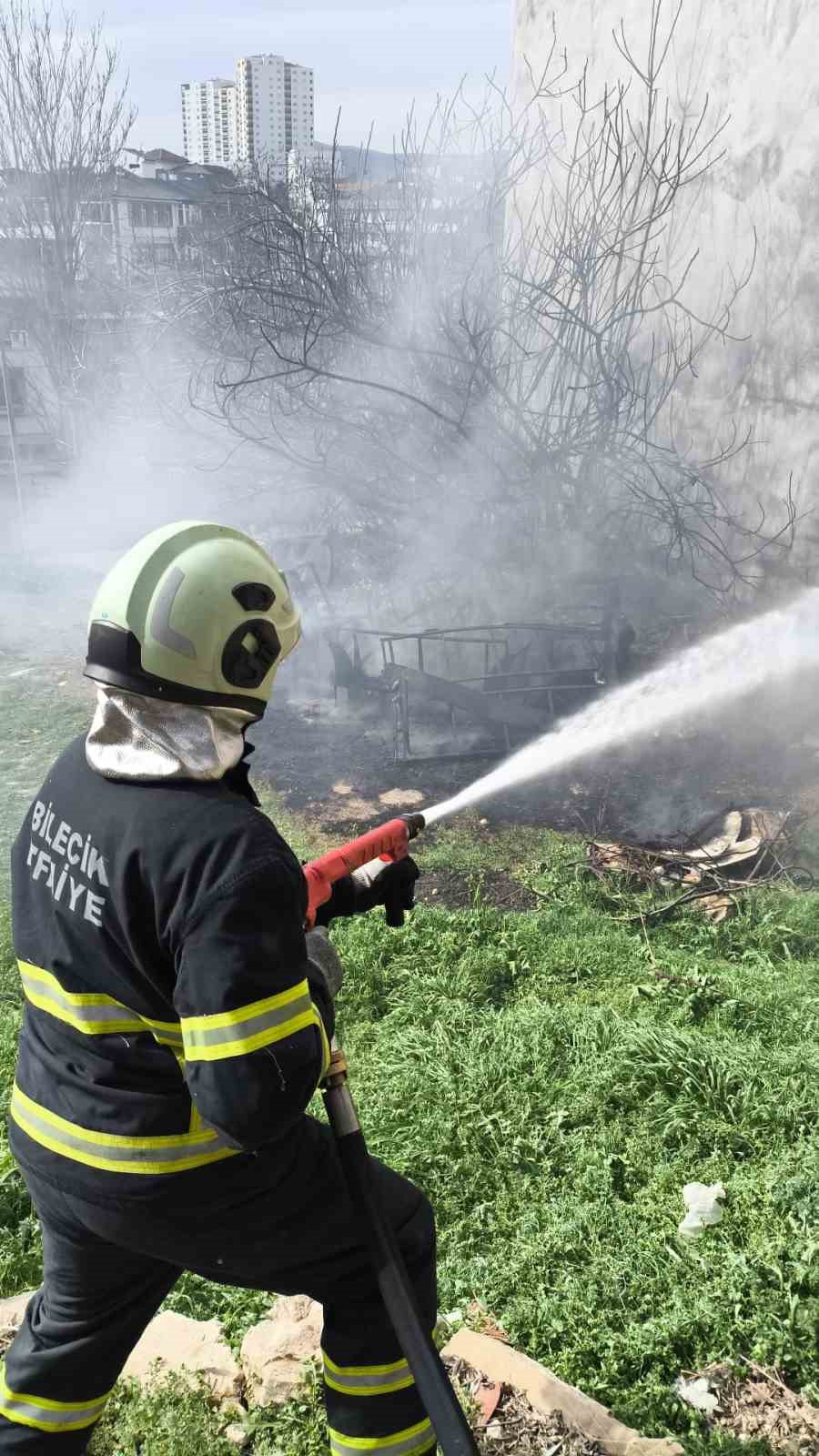 Bilecik’te boş bir arazide çıkan yangın büyümeden söndürüldü
?v=1