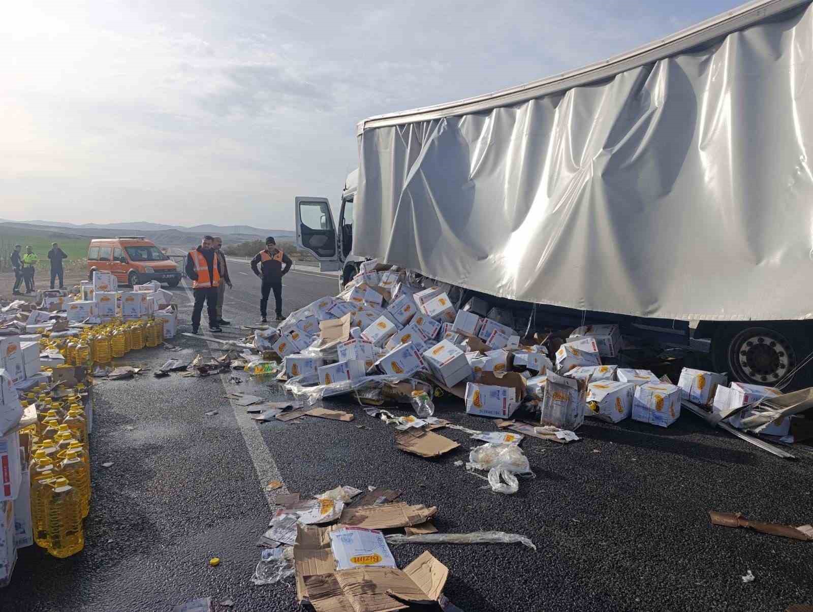 Tırdan devrilen yağ dolu tenekeler araç trafiğini aksattı
?v=1