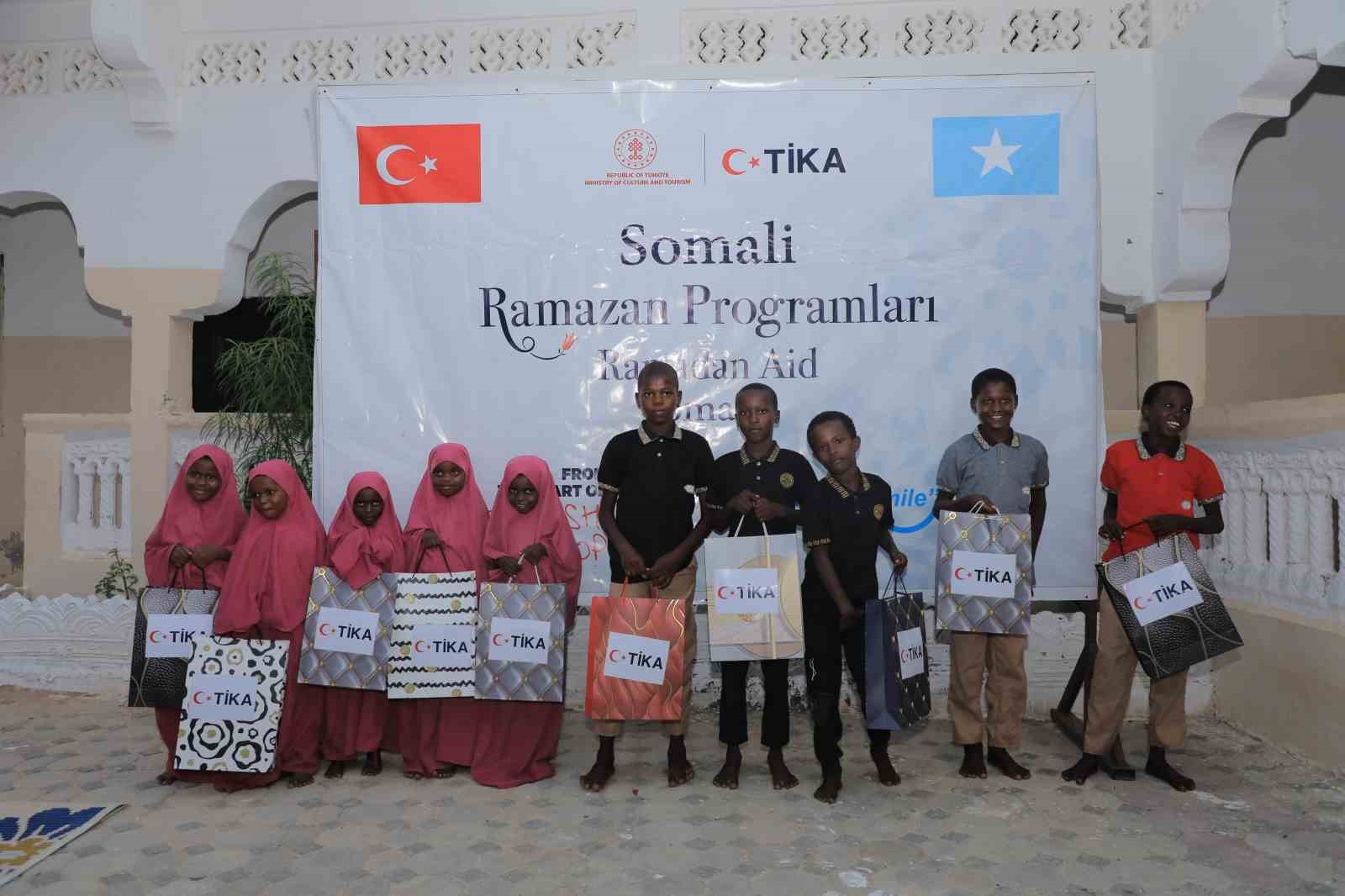 TİKA, Somali’de yetimlerin yüzünü gülümsetti
?v=1