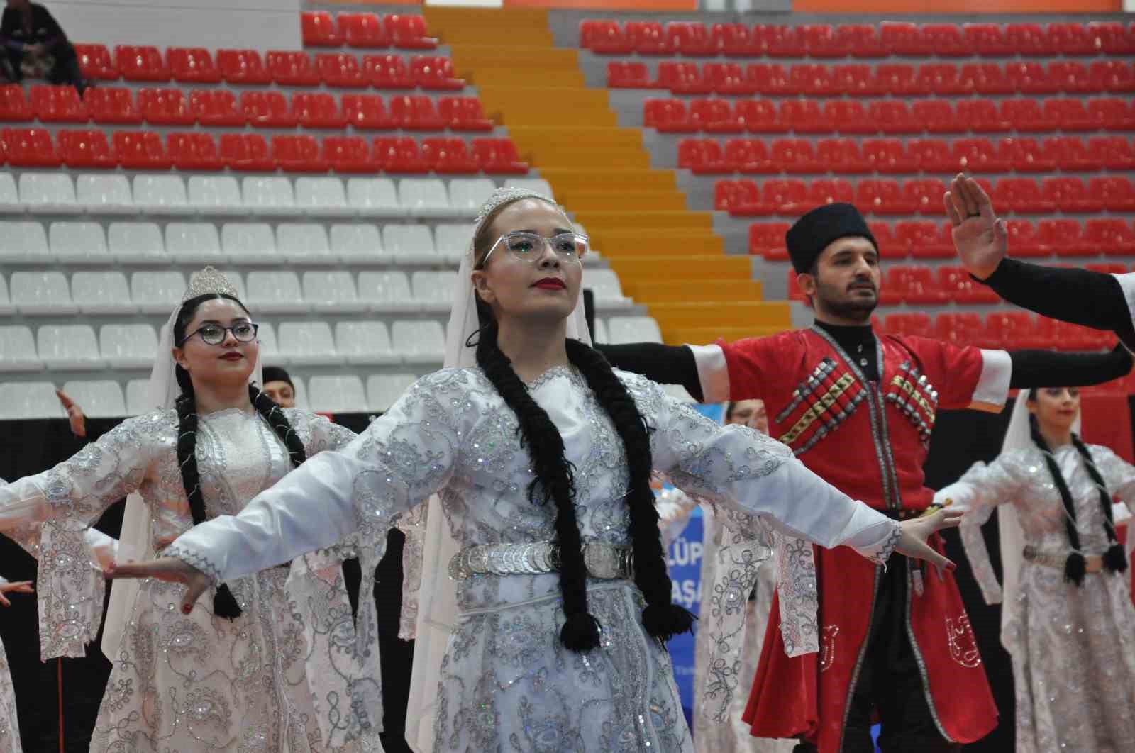 Kars’ta Kafkas rüzgarı: Kulüpler arası folklor yarışması yapıldı
?v=1