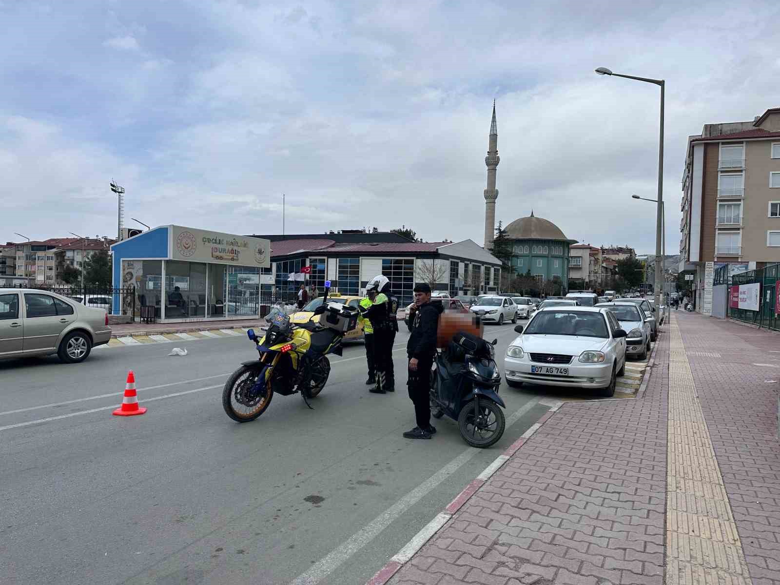 Burdur’da otomobil ile motosikletin çarpıştığı kazada kurye yaralandı
?v=1