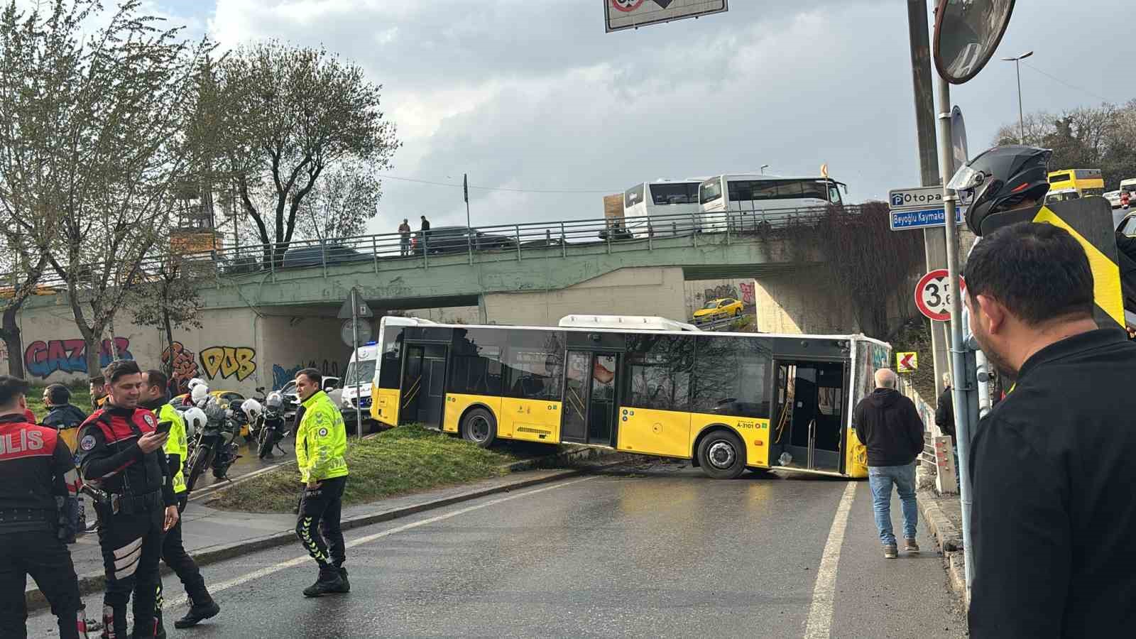 Beyoğlu’nda kontrolden çıkan İETT otobüsü bariyerlere çarptı
?v=1