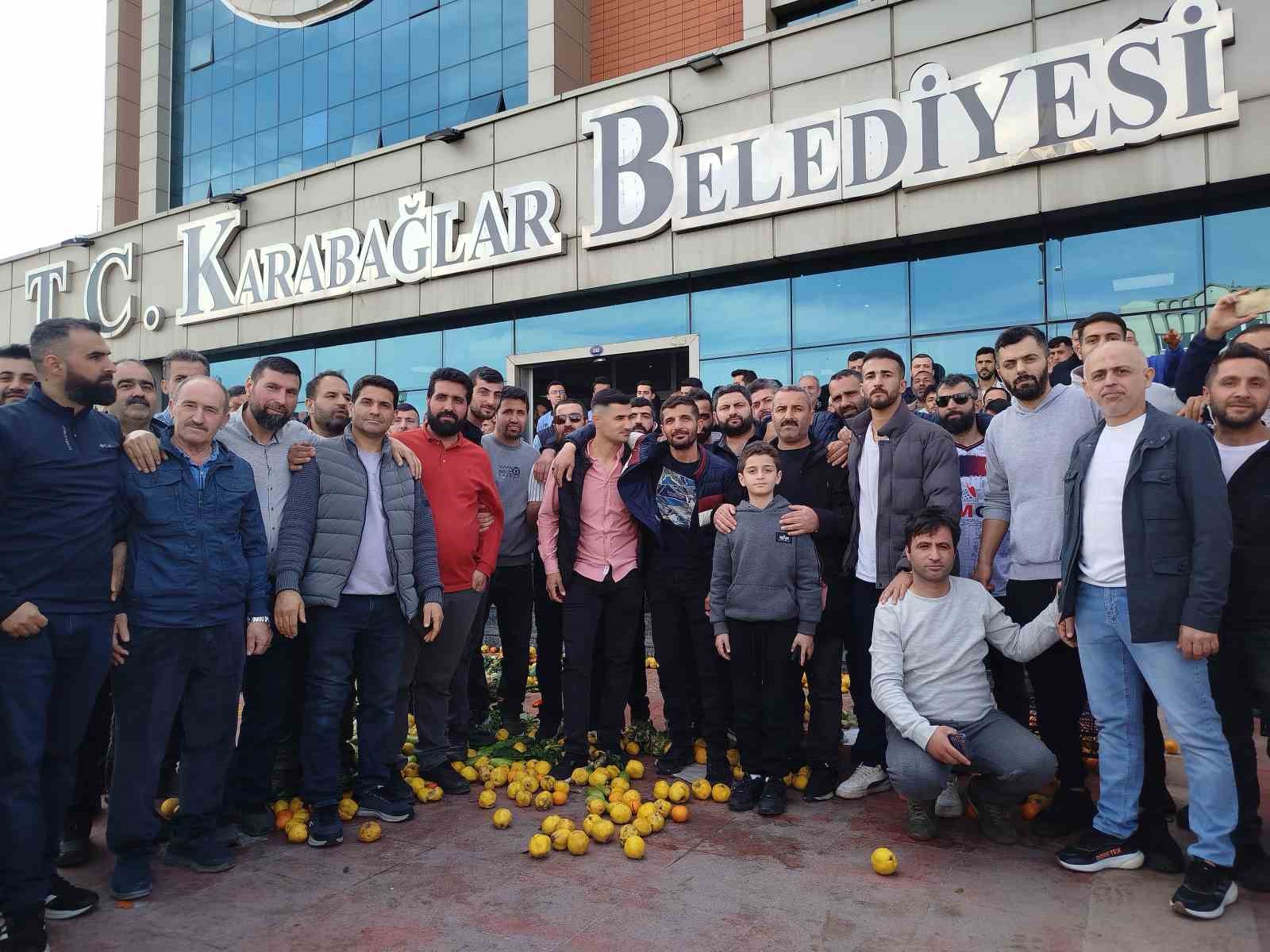 Pazarcı esnafından Karabağlar Belediyesine sebze-meyveli protesto
?v=1