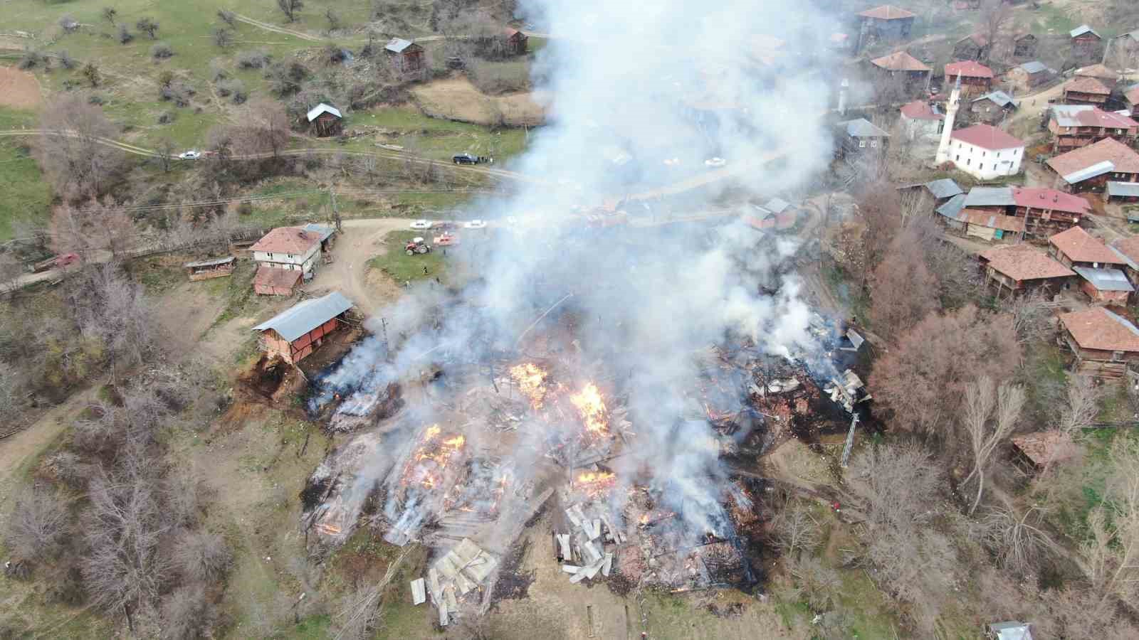 Kastamonu’da yangında 3 ev, 6 ahır, 9 samanlık ve 2 ambar kullanılamaz hale geldi
?v=1