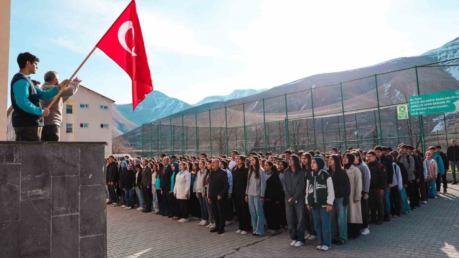 Bitlis Milli Eğitim Müdürü Kaya bayrak törenine katıldı
?v=1