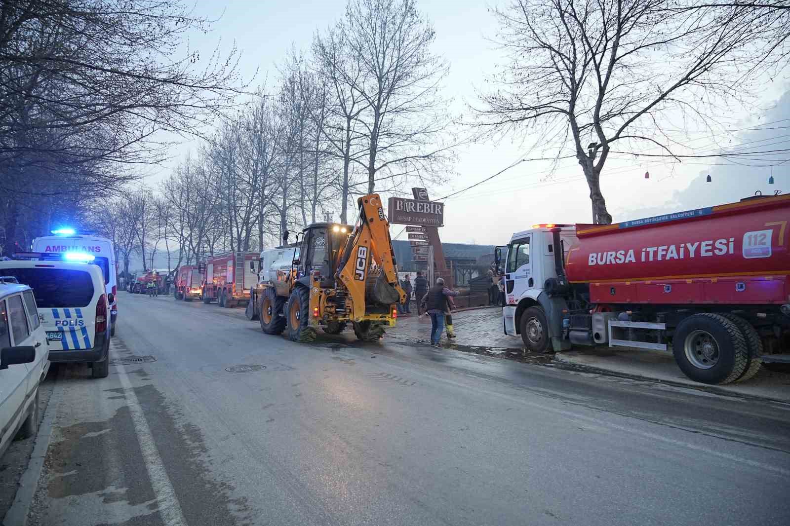 Yangın bölgesinde güvenlik önlemi alan polise saldırı
?v=1