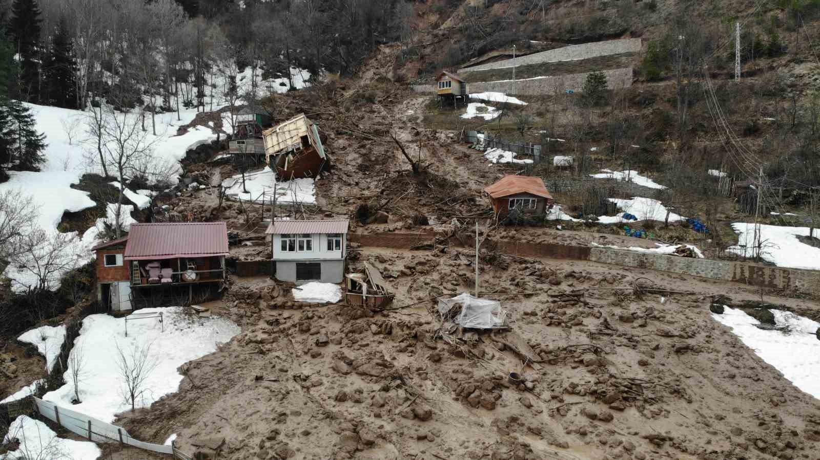 Artvin’de heyelanda bir ev takla atarak devrildi, o anlar cep telefonu kamerasına yansıdı
?v=1